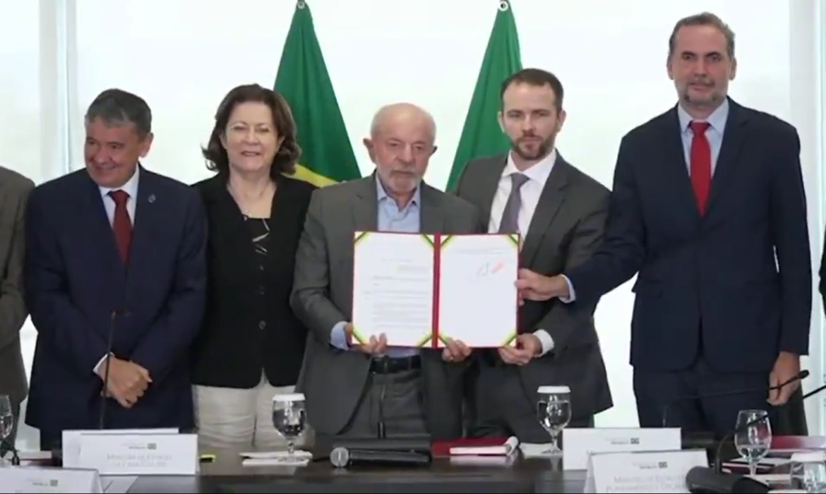 Lula assina decreto que reajusta Bolsa Fam&iacute;lia em 15%; benef&iacute;cio m&iacute;nimo passa a R$ 691