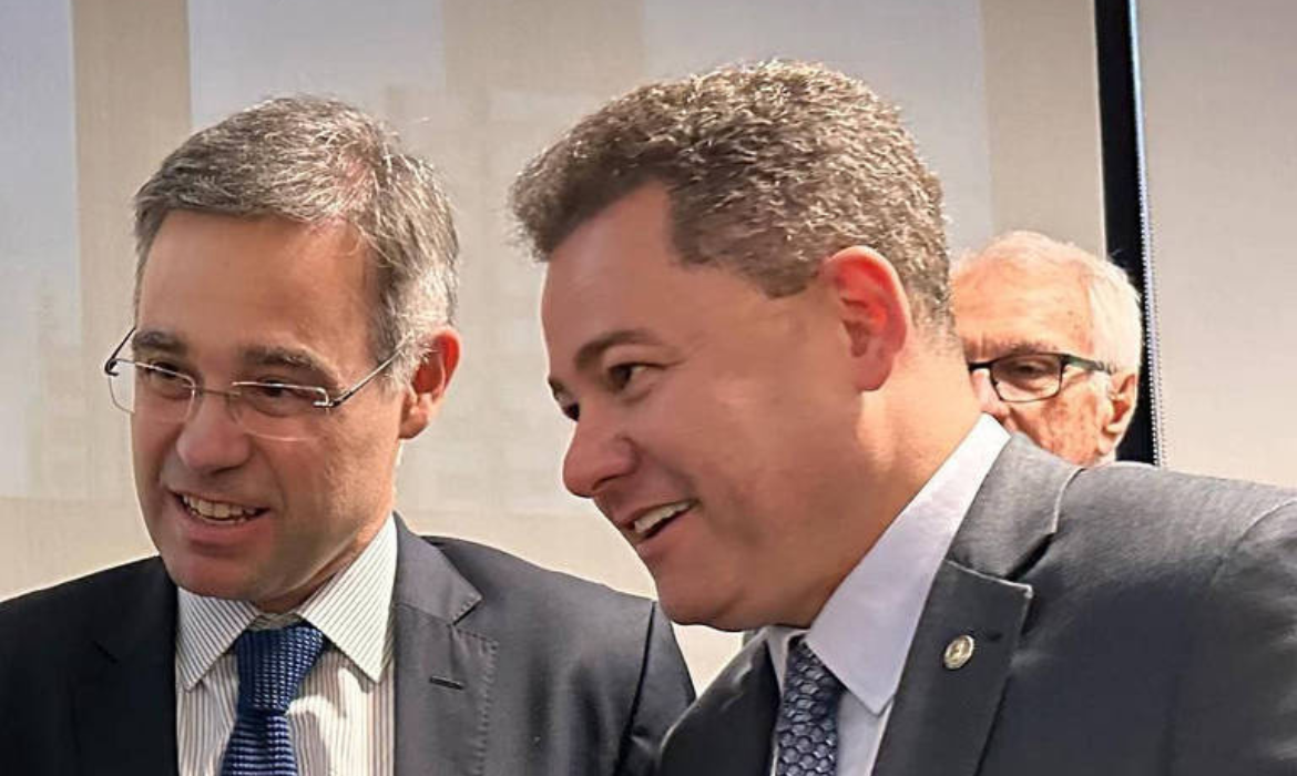 Deputado Federal Cezinha de Madureira (PL-RJ) com o Ministro do STF Andr&eacute; Mendon&ccedil;a
