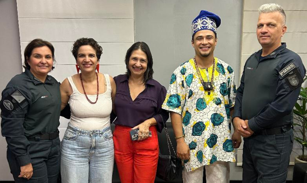 O babalorix&aacute; Augusto de L&oacute;gunẹ̀dẹ e a vereadora Luiza Ribeiro (PT) se reuniram com a coronel Neidy Nunes Barbosa Centuri&atilde;o, comandante da Pol&iacute;cia Militar, para apresentar as demandas das comunidades de terreiro de Campo Grande (MS) e denunciar as in&uacute;meras tentativas de silenciar os atabaques na cidade.
